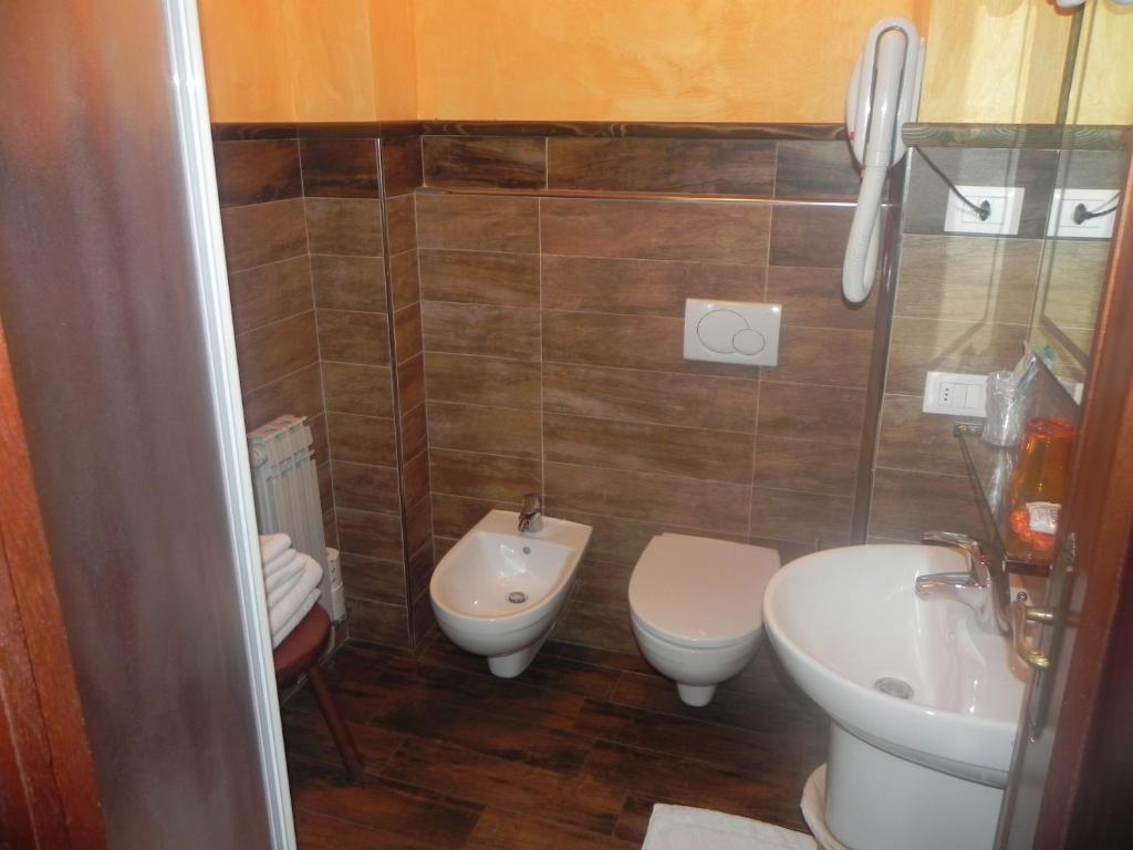 Hotel Trois Etoiles Entracque Habitación foto